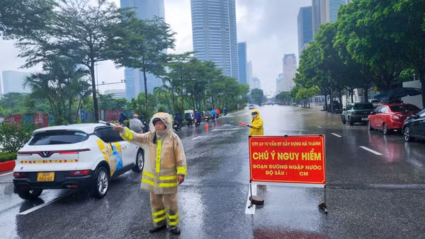 Lực lượng Cảnh sát giao thông bố trí biển cảnh báo, hướng dẫn người dân lựa chọn lộ trình phù hợp. (Ảnh: NGỌC TIẾN)