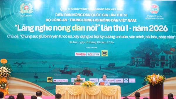 Đồng chí Lương Quốc Đoàn và Thượng tướng Lê Văn Tuyến chủ trì diễn đàn. (Ảnh: KIÊN PHẠM)