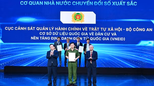 Thiếu tướng Nguyễn Mạnh Hùng, Phó Cục trưởng Cảnh sát quản lý hành chính về trật tự xã hội nhận giải thưởng Chuyển đổi số Việt Nam. (Ảnh: THU TRANG)