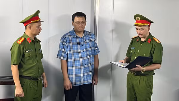 Áp dụng biện pháp tạm giam đối với Nguyễn Thế Vinh. (Ảnh: Công an Hà Nội)