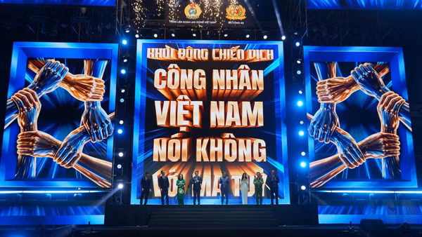 Nghi thức khởi động chiến dịch “Công nhân Việt Nam nói KHÔNG với ma túy: Triệu trái tim, một quyết tâm”. (Ảnh: MAI DUNG)