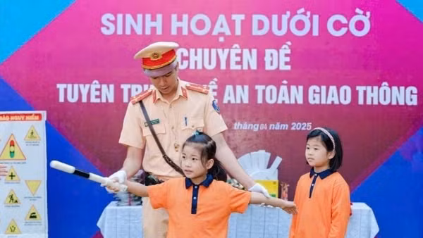 Chuyên đề tuyên truyền an toàn giao thông trong tiết sinh hoạt dưới cờ cho học sinh các cấp. (Ảnh: Cục Cảnh sát giao thông)