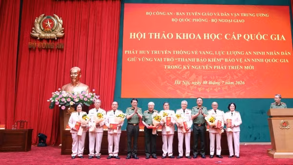 Bộ trưởng Lương Tam Quang và Thứ trưởng Phạm Thế Tùng tặng hoa các nhân chứng lịch sử là Anh hùng Lực lượng vũ trang nhân dân.