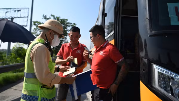 Tăng cường lực lượng xử lý vi phạm trật tự, an toàn giao thông trên các Quốc lộ 1A và 20. (Ảnh: C08)