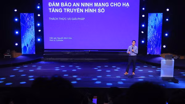 Diễn giả Nguyễn Minh Đức phân tích những thách thức, giải pháp bảo đảm an ninh mạng cho hạ tầng truyền hình số. (Ảnh: KIÊN PHẠM)