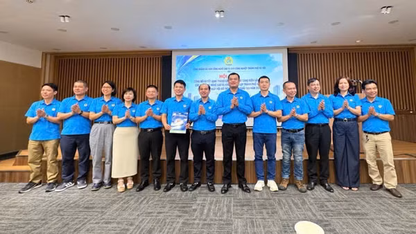 Công đoàn các Khu công nghệ cao và Khu công nghiệp thành phố Hà Nội ra mắt Câu lạc bộ Sáng kiến, sáng tạo. (Ảnh: NGỌC ÁNH)