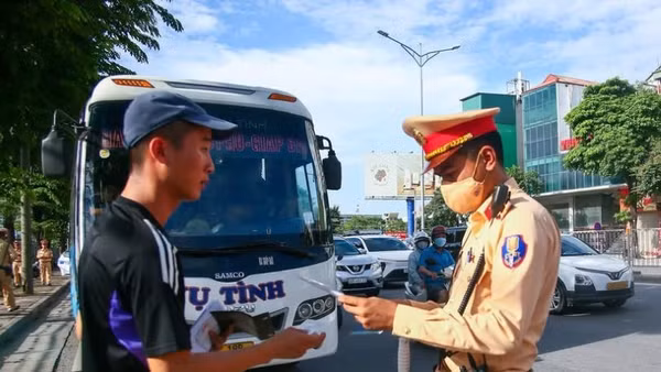 Công an thành phố Hà Nội xử lý vi phạm giao thông trong dịp nghỉ lễ 2/9. (Ảnh: Công an Hà Nội)