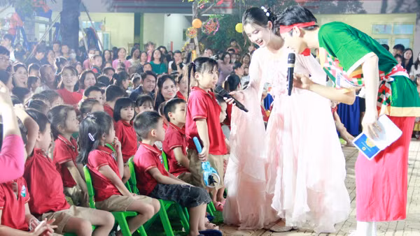 Liên đoàn Lao động thành phố Hà Nội đem chú Cuội và chị Hằng đến với con em lao động thuộc Công đoàn các Khu công nghệ cao và Khu công nghiệp Hà Nội. (Ảnh: NGỌC ÁNH)