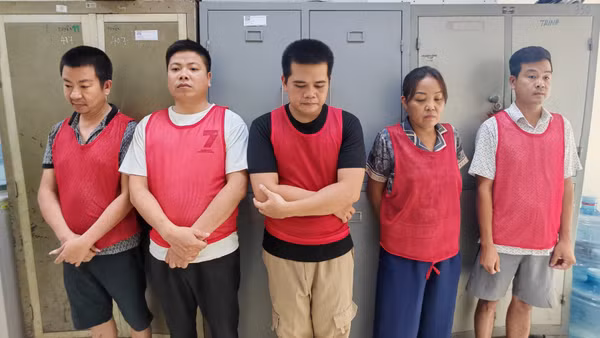 5 đối tượng tập kết, đổ chất thải xây dựng trái quy định. (Ảnh: Công an Hà Nội cung cấp)