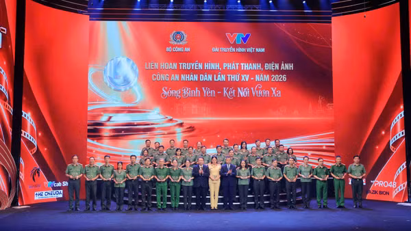 Ban tổ chức trao Kỷ niệm chương tới đại diện các đơn vị tham dự Liên hoan. (Ảnh: KIÊN PHẠM)