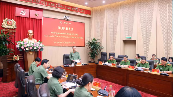 Bộ Công an tổ chức họp báo chiều 1/10. (Ảnh: KIÊN PHẠM)