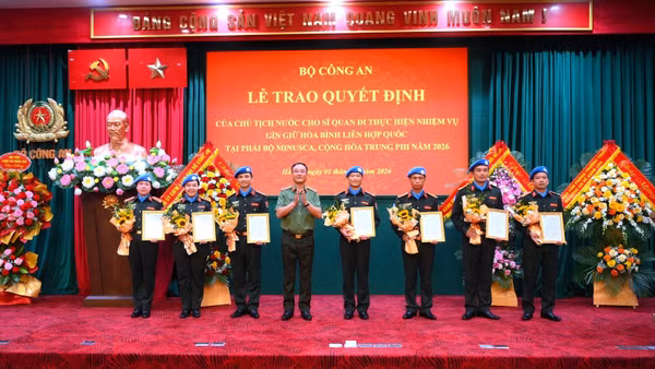 Thượng tướng Phạm Thế Tùng trao Quyết định của Chủ tịch nước cho 7 sĩ quan thuộc Tổ công tác số 10. (Ảnh: Bộ Công an)
