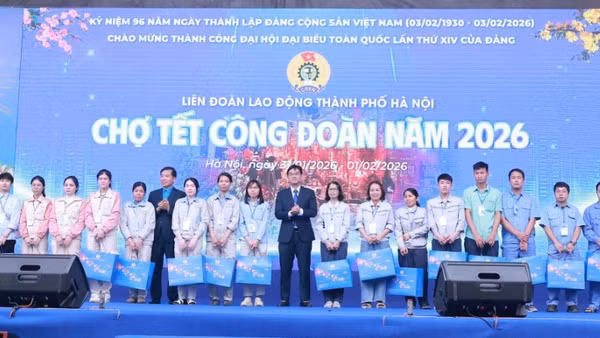 Tặng quà công nhân, lao động có hoàn cảnh khó khăn tại Chợ Tết.