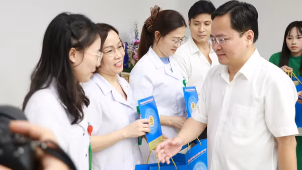 Chủ tịch Tổng Liên đoàn Lao động Việt Nam Nguyễn Anh Tuấn tặng quà đoàn viên, người lao động Bệnh viện Hữu nghị Việt Đức cơ sở Ninh Bình. (Ảnh: HỮU CHÁNH)