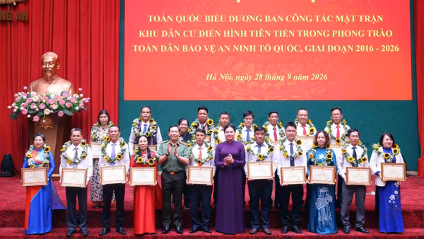 Tôn vinh các tập thể, cá nhân thành tích xuất sắc trong phong trào Toàn dân bảo vệ an ninh Tổ quốc giai đoạn 2016-2026. (Ảnh: BỘ CÔNG AN)