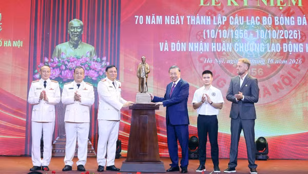 Tổng Bí thư, Chủ tịch nước Tô Lâm tặng quà Câu lạc bộ Bóng đá Công an Hà Nội. (Ảnh: TTXVN)