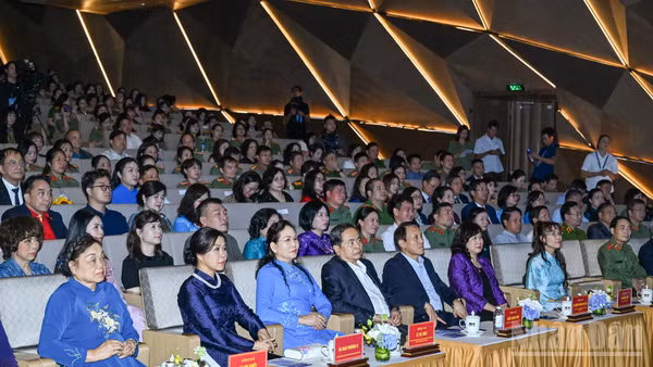 Chủ tịch Quốc hội Trần Thanh Mẫn dự chương trình. (Ảnh: DUY LINH)
