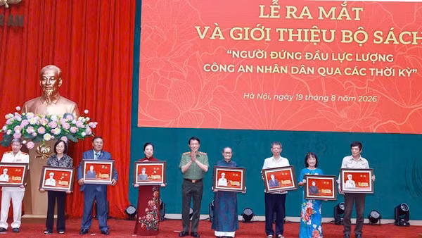 Bộ trưởng Lương Tam Quang trao quà tặng thân nhân gia đình các đồng chí lãnh đạo, cố lãnh đạo Bộ Công an qua các thời kỳ. (Ảnh: K. HÀ)