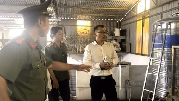 Phòng An ninh kinh tế, Công an thành phố Hà Nội kiểm tra đột xuất cơ sở kinh doanh nước đóng bình trên địa bàn. (Ảnh: Công an Hà Nội)