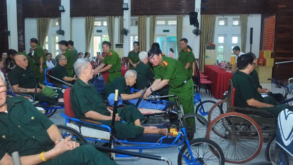 Đoàn công tác trao quà tri ân các thương binh, bệnh binh nặng tại Trung tâm Điều dưỡng thương binh Thuận Thành (Bắc Ninh).