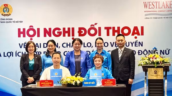 Công đoàn cơ sở, đại diện tập thể người lao động, đại diện người sử dụng lao động ký kết Bản cam kết thực hiện kết quả đối thoại tại nơi làm việc năm 2026. (Ảnh: NGỌC ÁNH)