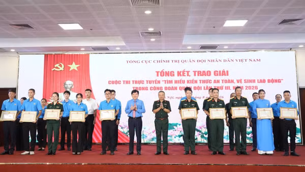 Thượng tướng Lê Quang Minh và Phó Chủ tịch Tổng Liên đoàn Lao động Việt Nam Nguyễn Xuân Hùng trao Bằng khen tặng các cá nhân đạt giải Xuất sắc, Nhất, Nhì. (Ảnh: KIM ANH)
