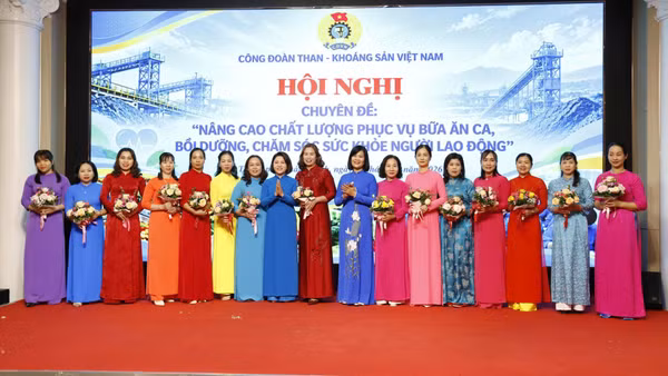Công đoàn TKV tôn vinh, biểu dương các tập thể đạt danh hiệu “Nhà ăn văn minh”, “Ca phục vụ kiểu mẫu”. (Ảnh: NGỌC LAN)