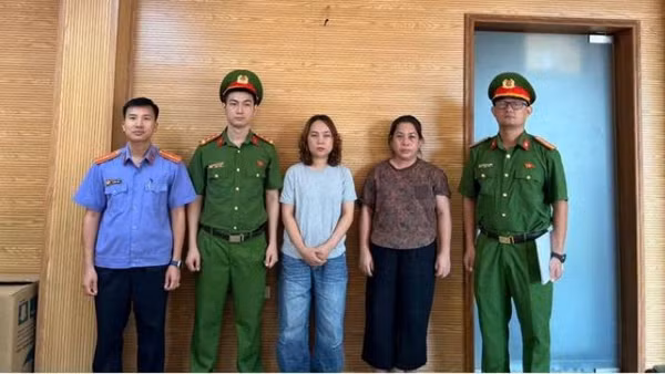 Hai đối tượng Mai và Linh bị khởi tố về hành vi Lừa đảo chiếm đoạt tài sản. (Ảnh: Công an Hà Nội)