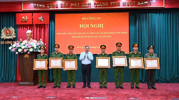 Phó Thủ tướng Thường trực Chính phủ Phạm Gia Túc trao Bằng khen của Thủ tướng Chính phủ tặng các tập thể, cá nhân có thành tích xuất sắc trong công tác đặc xá năm 2026. (Ảnh: PHAN ANH)