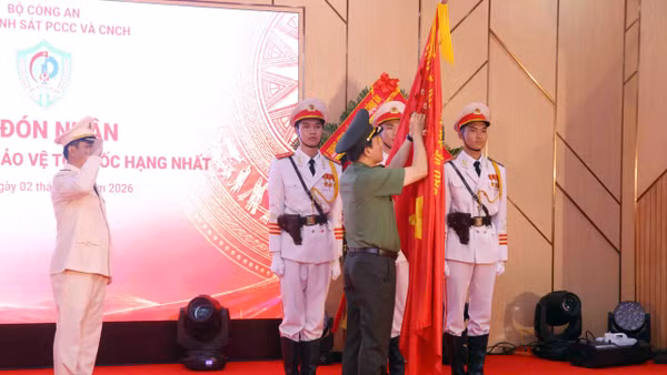 Đại tướng Lương Tam Quang gắn Huân chương Bảo vệ Tổ quốc hạng Nhất tặng Cục Cảnh sát phòng cháy, chữa cháy và cứu nạn, cứu hộ. (Ảnh: KIÊN PHẠM)