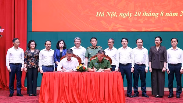 Ký biên bản bàn giao Cơ quan Thường trực Ban Chỉ đạo 57 Trung ương từ Văn phòng Trung ương Đảng về Bộ Công an. (Ảnh: KHỔNG HÀ)