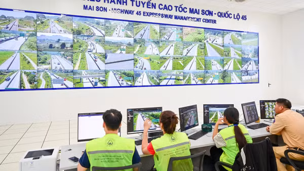 Các lực lượng chức năng tại Trung tâm điều hành tuyến cao tốc Mai Sơn-Quốc lộ 45. (Ảnh: Cục Cảnh sát giao thông)