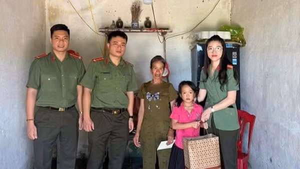 Hội phụ nữ phòng An ninh kinh tế tặng quà cho em Chìu Thị Nguyên trú tại xã Đầm Hà.