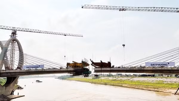 Thực hiện các bước chuẩn bị hợp long cầu. 
