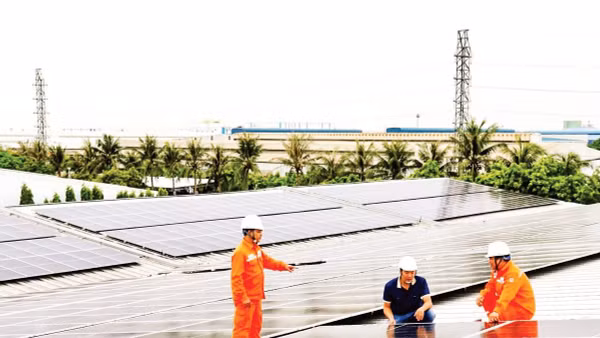 Cán bộ kỹ thuật Công ty Điện lực Hưng Yên kiểm tra hệ thống điện mặt trời mái nhà tại Công ty Dệt sợi 8/3. 