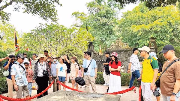 Du khách trong nước và quốc tế tham quan bảo vật quốc gia tại Ninh Bình. 