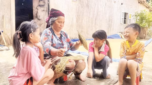 Cây lanh trồng trên núi cao được thu về, phơi khô, tước thành sợi nhỏ. 