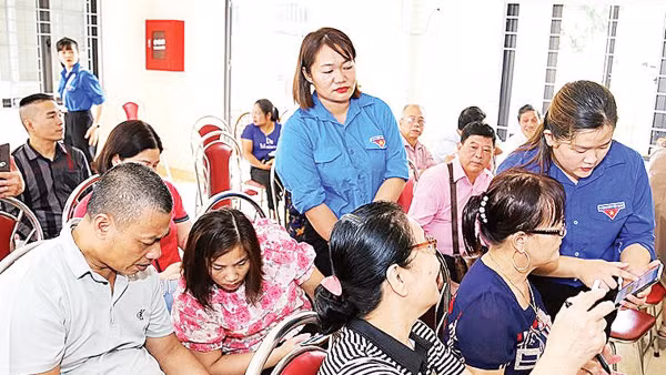Tuyên Quang hiện có 3.926 Tổ công nghệ số cộng đồng với hơn 20.250 thành viên, là lực lượng nòng cốt hướng dẫn người dân sử dụng công nghệ số. 