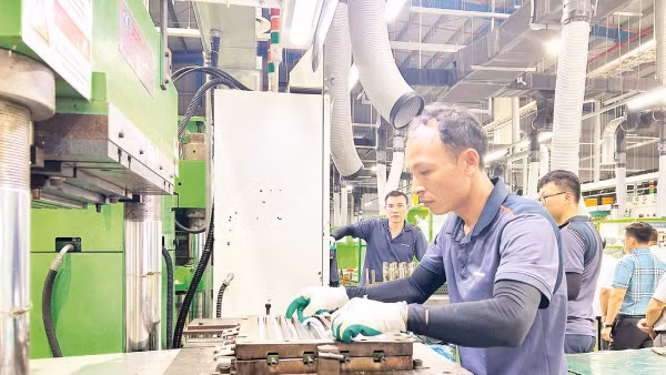 Sản xuất tại một doanh nghiệp trong khu công nghiệp phía bắc tỉnh Hưng Yên. 