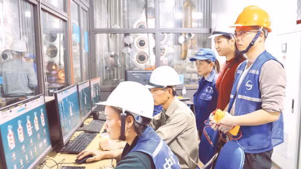 Các chuyên gia Trung Quốc chuyển giao công nghệ cho cán bộ kỹ thuật Công ty cổ phần Mía đường Sơn La. 