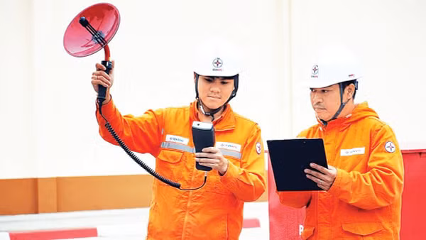 Điện lực Lào Cai tích cực ứng dụng công nghệ thông tin và chuyển đổi số vào quản lý vận hành lưới điện. 