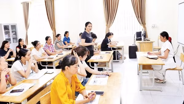 Giáo viên Trường tiểu học Ba Sao, phường Tam Chúc họp chuyên môn để phổ biến kế hoạch sắp xếp lại trường (Ảnh ĐẠI NGHĨA) 