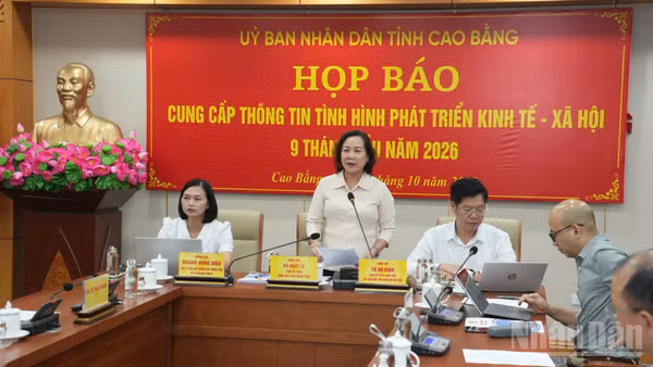 Đồng chí Hà Nhật Lệ, Phó Chủ tịch Ủy ban nhân dân tỉnh Cao Bằng phát biểu ý kiến tại buổi họp báo. (Ảnh: MINH TUẤN)