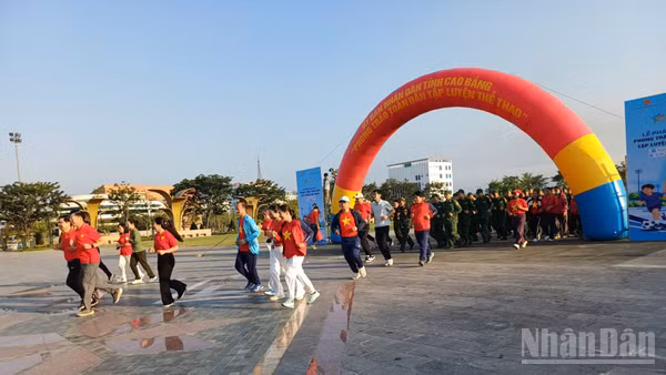 Các đại biểu và người dân chạy bộ hưởng ứng phong trào thường xuyên tập luyện thể thao. (Ảnh: MINH TUẤN)