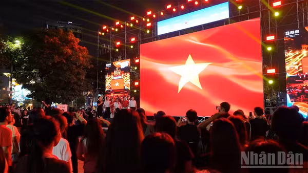 Lễ chào cờ diễn ra ở đầu cầu phố đi bộ Nguyễn Huệ, Thành phố Hồ Chí Minh.