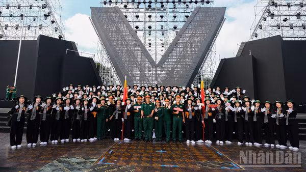 Khối đội hình nữ duyệt hoàn thiện trên sân khấu chính "Tổ Quốc Trong Tim 2"