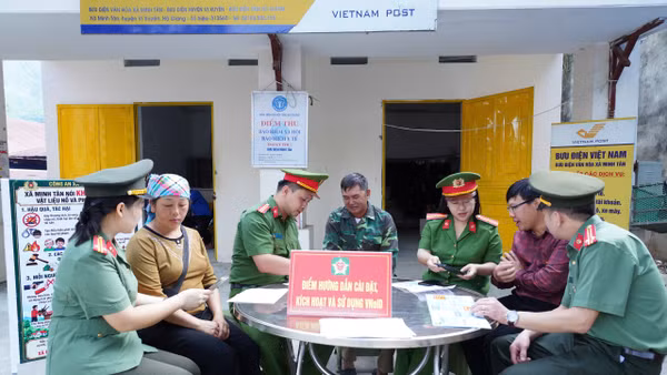 Lực lượng công an hướng dẫn người dân sử dụng VNeID. Ảnh: Công an tỉnh Tuyên Quang