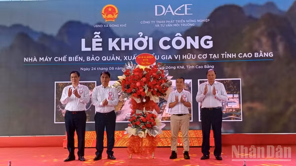 Lãnh đạo tỉnh Cao Bằng tặng hoa chúc mừng Công ty DACE.