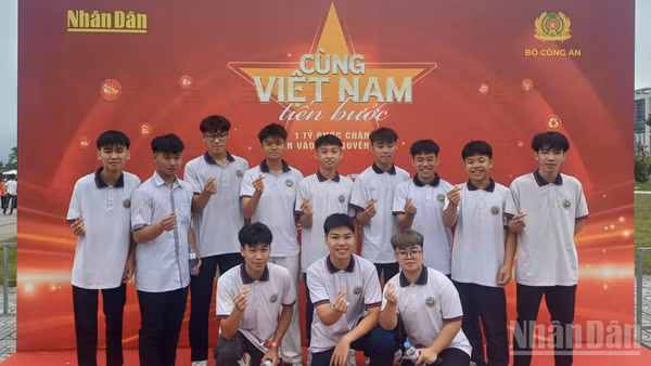 Học sinh Cao Bằng tham dự chương trình đi bộ "Cùng Việt Nam tiến bước" năm 2025.