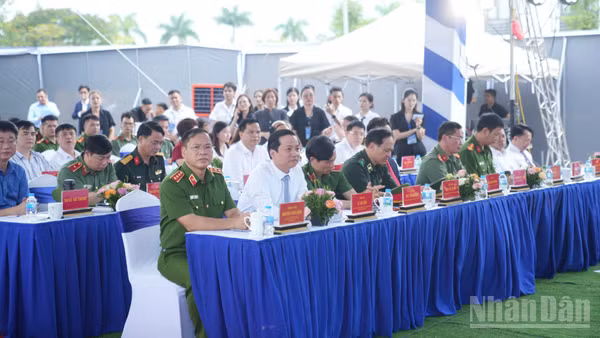 Các đại biểu dự lễ khởi công. (Ảnh: MINH TUẤN)